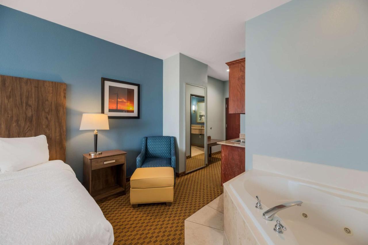 Best Western South Plains Inn & Suites Levelland Exterior photo