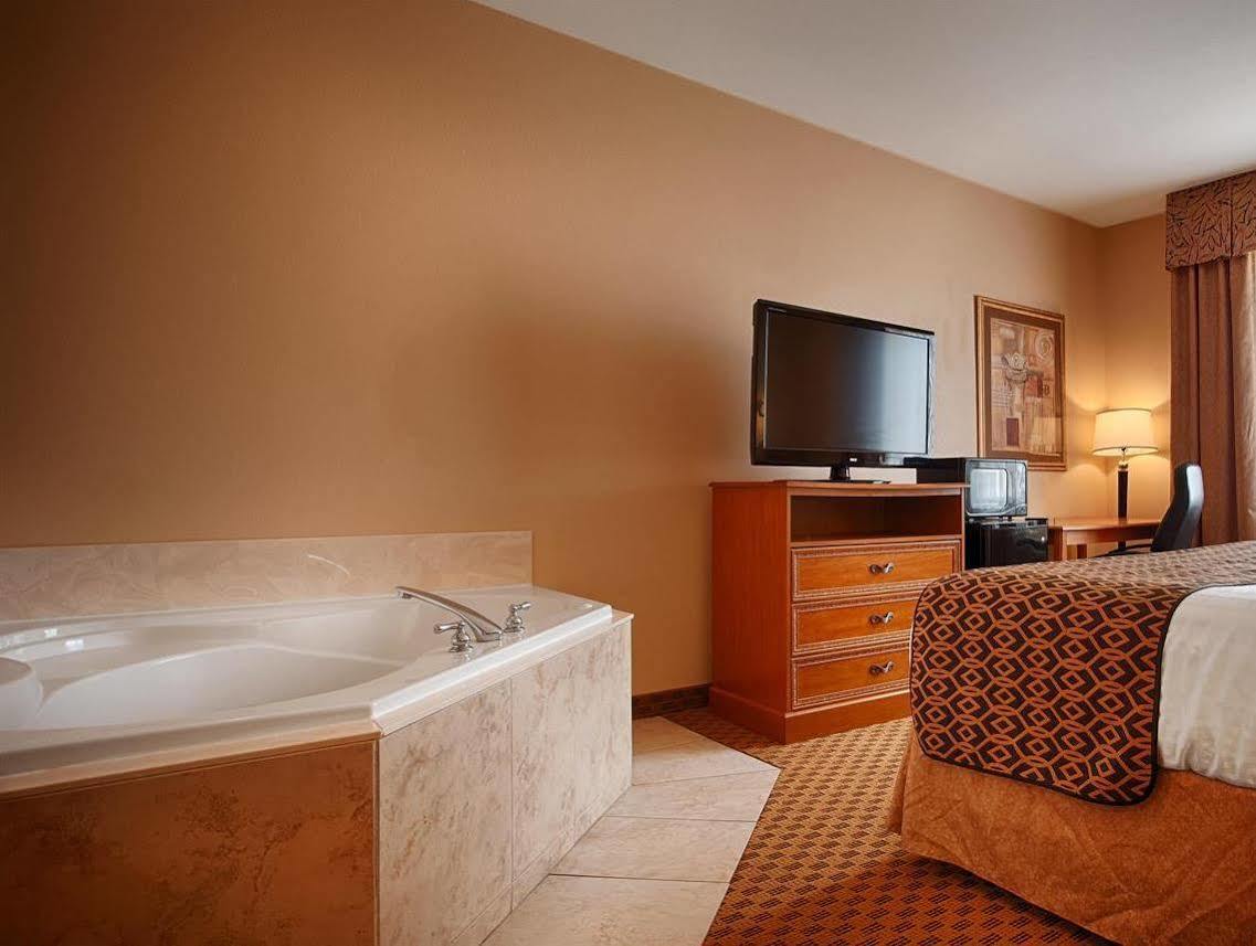 Best Western South Plains Inn & Suites Levelland Exterior photo